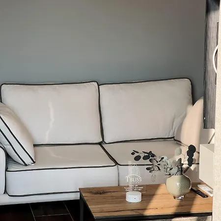 Bliss 102 * 티라나